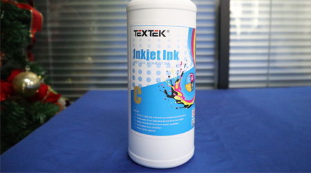 DTF ink is packed in 1kg plastic bottle, which is easy to transport and keep.